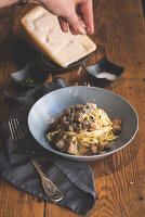 Tagliatelle Carbonara mit Schweinebacke, Sahnesauce und geriebenem Parmesankäse