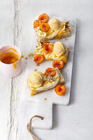 'White Sacher': piemonteser Haselnussbisquit mit weißer Schokoganache, Aprikosen-Coulis und Aprikosen-Butter-Eis
