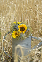 Spätsommerstrauß mit Sonnenblumen und Kugeldisteln