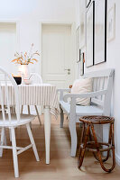 Weißer Esstisch mit Stühlen und Bambus-Hocker