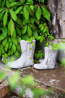 Beton-Stiefel auf Treppe als Gartendekoration