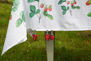 DIY tablecloth with strawberry motif on garden table