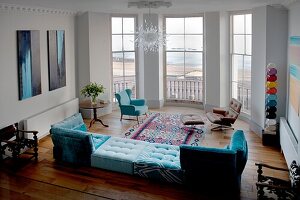 Dramatischer Blick auf das Meer vom großen Erkerfenster des Wohnzimmers mit großer Liege St Leonards on Sea, East Sussex, UK