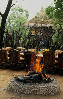 Braaii-Grill mit Feuer in einer Boma