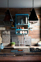 Rustikale Küche mit Bretterwand und Industrieleuchten