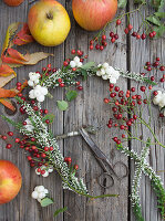 Small wreath of snowberries, rosehips and heather