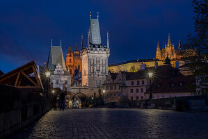 Blick von der Karlsbrücke zum Brückenturm bei Nacht, Prag, Tschechien