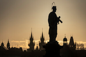 Hl. Johannes von Nepomuk im Gegenlicht, Heiligenfigur auf der Karlsbrücke, Prag, Tschechien