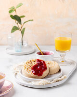 Vegane Crumpets mit Beerenmarmelade