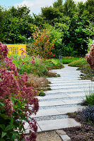 Gartenweg mit diagonal verlegten Platten (Appeltern, Niederlande)