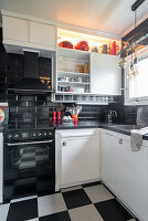 Schwarz-weiße Küche mit roten Utensilien