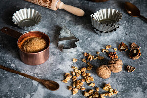 Weihnachtsbäckerei - Backzutaten, Backförmchen, Nudelholz und Ausstechform