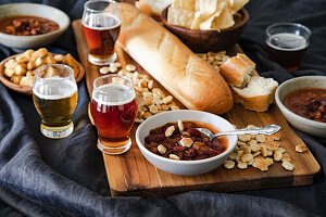 Chili con Carne, serivert mit Brot und Bier