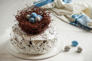 Ostertorte verziert mit Schokoladennest und Ostereiern