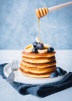 Pfannkuchen mit Banane, Heidelbeeren und Ahornsirup