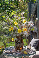 Bouquet with rock pear (Amelanchier), daffodils (Narcissus), spirea (Spiraea arguta)