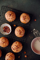 Krapfen mit Marmelade und getrockneten  Rosenblütenblättern