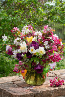 Blumenstrauss mit Zierapfelzweigen, Narzissen und Knoblauchsrauke und Osteranhänger