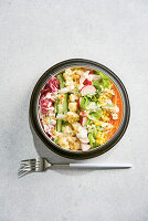 Salat-Bowl 'Querbeet' mit Limetten-Joghurtdressing und gerösteten Nüssen