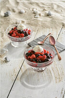 Rote Grütze mit Rosenwasser und Marzipanschaum