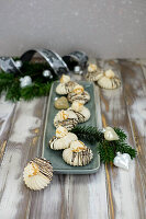 Coffee caramel meringues for Christmas