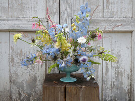 Blumenstrauß mit großblütigem Fingerhut (Digitalis grandiflora) und Rittersporn (Delphinium)