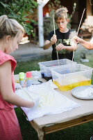 T-Shirt batiken beim Kindergeburtstag