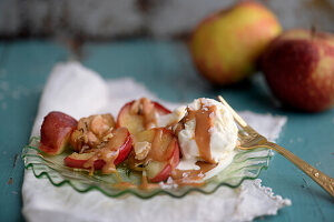 Thymian-Bratäpfel mit süß-salziger Karamellcreme