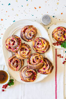 Hefeschnecken mit Vanillepudding und roten Johannisbeeren