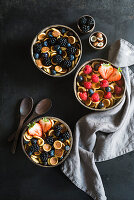 Frühstück-Bowls mit Mini-Pancake-Müsli und Beeren