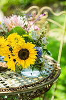 Sommerlicher Blumenstrauß auf Gartentisch