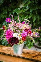 Spätsommerlicher Blumenstrauß auf Gartentisch