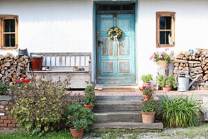 Bauernhof mit blauer Holztür