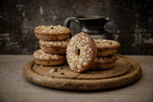 Donuts mit Chocolate Chips und Hagelzucker