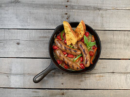 Bratwurst mit Paprika und Tomaten aus der Pfanne