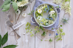 Kränzchen mit Holunderblüten als Tischdekoration