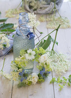 Holunderblütensirup und Kränzchen mit Holunderblüten