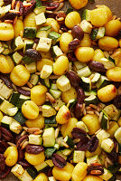 Vegane Gnocchi mit Zucchini und Oliven vom Blech (bildfüllend)