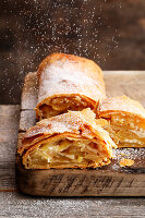 Bayerischer Apfelstrudel mit Puderzucker