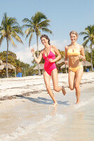 Freundinnen beim Joggen am Strand