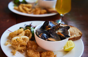 Mussels and fried squid rings
