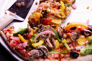 Vegetarische Pizza mit Pilzen und Oliven