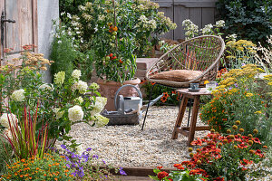 Sitzplatz auf sommerlicher Kies-Terrasse