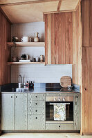Kleine Küche, teilweise mit Holzverkleidung in skandinavischem-japanischem Stil