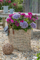 Hortensien und Phlox in Korbtasche