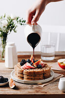 Apfel-Zimt-Waffeln aus dem Ofen mit Früchten und Zuckerrübensirup