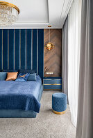 Schlafzimmer mit Doppelbett in einer Mischung aus Hampton- und Art-Deco-Stil, braune und blaue Farbpalette