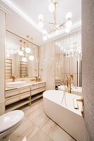 Luxuriöses Badezimmer in Beige, mit goldenen Accessoires und Marmor