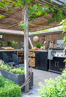 Stylishe Outdoorküche unter Pergola