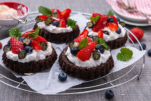 Zucchini chocolate tartelettes with vegan cream and berries